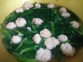 15、虾丸菠菜汤,丸子在水里煮5分钟。把菠菜倒入。