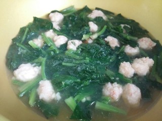 17、虾丸菠菜汤,关火，搅拌均匀即可。