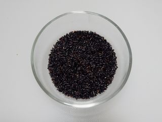 2、五黑固肾米糊,黑米淘洗干净，沥干水备用