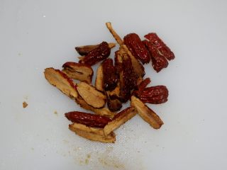 6、五黑固肾米糊,去核切成小块。