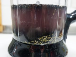 7、五黑固肾米糊,将所有淘洗好的食材放入破壁机杯内。加入800ml清水。