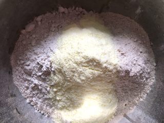 2、三麦低脂代餐健康吐司,在盆内称入各种粉类。