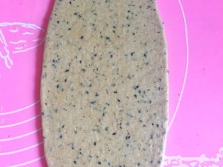 10、三麦低脂代餐健康吐司,取一个面团擀成牛舌状，自上而下卷起。醒10分钟。