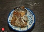 4、咸鱼茄子煲,咸鱼去骨，取出咸鱼肉，拆碎。