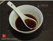 7、咸鱼茄子煲,将陈醋、酱油、料酒与白糖调成酱汁。