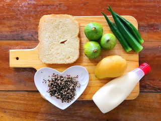 1、健康饮食之藜麦秋葵吐司沙拉,首先我们准备好所有材料！