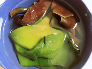 1、香辣海带丝,将盐泽的厚海带提前放入水中侵泡，多清洗几遍。