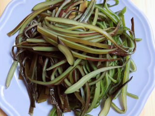 2、香辣海带丝,洗好的海带切成丝，放入盘中。