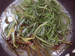 3、香辣海带丝,锅中倒入水，烧开锅后，烫一下海带丝。