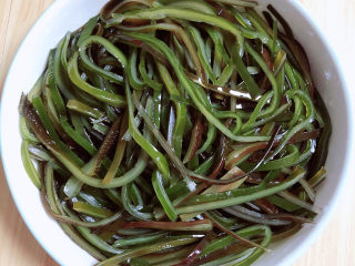 4、香辣海带丝,海带丝烫好，洗净待用。