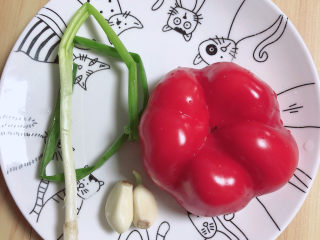 5、香辣海带丝,准备好红椒、小葱、蒜。