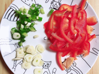 6、香辣海带丝,蔬菜切好待用。