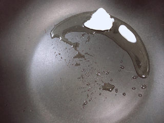 7、香辣海带丝,锅中放一勺猪油，加热融化猪油。