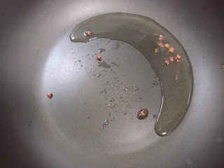 8、香辣海带丝,放入花椒煸香。