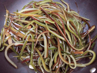 9、香辣海带丝,倒入海带丝，翻炒均匀。