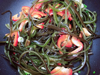 12、香辣海带丝,尝一下海带的味道，如果够咸度就不用放盐，不够咸度就放两克补充一下味道。还可以放3克醋，带酸味的也很好吃哦！