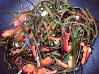 13、香辣海带丝,翻炒均匀即可出锅了！