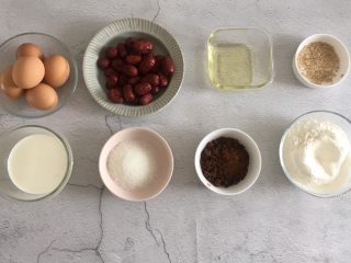 2、老少咸宜的红枣戚风蛋糕,准备好所有的食材，低筋面粉和淀粉提前混合过筛；烤箱预热170度，实际烘烤温度150度45-50分钟左右。