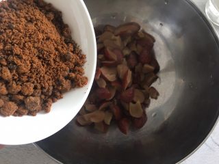 5、老少咸宜的红枣戚风蛋糕,趁着枣泥还有温度，加入红糖用手动打蛋器搅拌均匀。