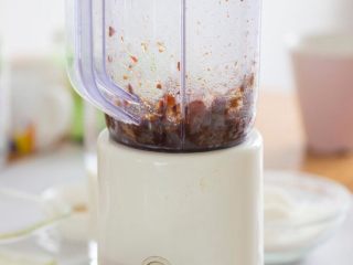 6、老少咸宜的红枣戚风蛋糕,借助搅拌机可以将枣泥打碎，这样红枣味更加香浓。为了保留部分红枣的颗粒感，我没有刻意全都打碎。你也可以在最后混合面糊的时候自己加入一些红枣碎。怎么开心怎么来！