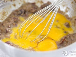 8、老少咸宜的红枣戚风蛋糕,加入5颗蛋黄，搅拌混合均匀；