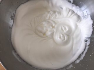 11、老少咸宜的红枣戚风蛋糕,蛋白霜开始有纹路，不消泡～