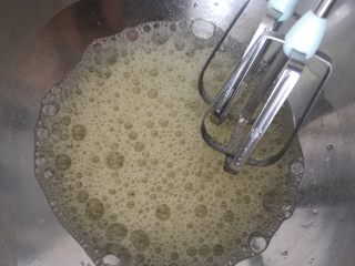 9、老少咸宜的红枣戚风蛋糕,接下来打发蛋白，蛋白加入几滴柠檬汁，技术熟练的话可以一次性加入所有的白糖打发。也可以按照出现鱼眼泡、小气泡、有轻微纹路的时候依次加入1/3的白砂糖。