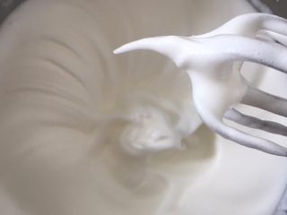 10、老少咸宜的红枣戚风蛋糕,打发至硬性，提起打蛋头有直立的尖角。