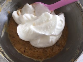 12、老少咸宜的红枣戚风蛋糕,取1/3蛋白霜与蛋黄面糊翻拌均匀后，再把翻拌好的混合面糊倒入到剩余的蛋白霜里翻拌均匀。