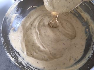 13、老少咸宜的红枣戚风蛋糕,继续快速的翻拌均匀。成品面糊变的粘稠顺滑。