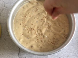 14、老少咸宜的红枣戚风蛋糕,将面糊倒入到模具里，震动几下，震去里边的气泡。喜欢芝麻的可以在表面撒点芝麻装饰。