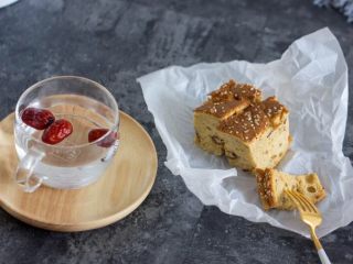 16、老少咸宜的红枣戚风蛋糕,你可以把它切成小块，搭配下午茶。