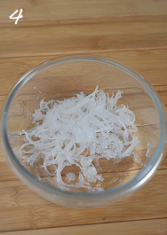 4、小米红枣燕窝粥,燕盏完全泡发后，沿纹理撕成条状，燕头较厚处剪开或撕开成细条（这样处理后再炖煮效果更好）。