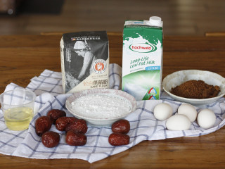 1、贝壳红枣小蛋糕,准备好所有材料，我用的是低脂牛奶～红糖建议使用普通的，不要用生姜的