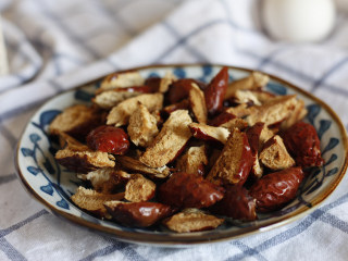 2、贝壳红枣小蛋糕,先用厨房剪刀将大枣剪成小块儿，顺便也是去核的过程。家中有料理机\破壁机的话，枣肉可以不用剪很小，只要去核就可以了。 没有料理机的情况下，直接用剪刀将枣肉剪成尽可能小的枣肉碎，或者再利用刀具将煎好的枣肉剁成小碎粒。 因为枣肉碎的大小会影响蛋糕的口感哦。