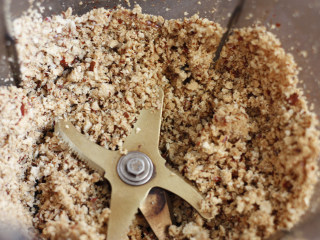 3、贝壳红枣小蛋糕,我的枣肉是直接用破壁机处理的，非常方便。