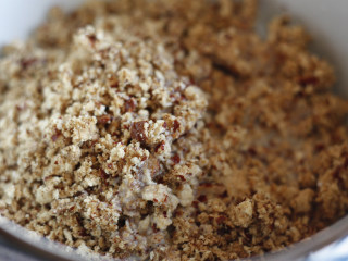 4、贝壳红枣小蛋糕,打碎的枣肉碎放入容器，然后我们倒进去60g的牛奶，可以用勺子稍微搅拌一下，使枣肉碎尽快的将牛奶完全吸收。 接着倒入80g的玉米油，搅拌均匀后放置备用。 在这里要建议一下千万不要用花生油或者其他味道比较重的油哦，不然会影响成品的口味。