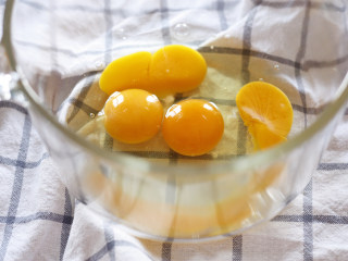 5、贝壳红枣小蛋糕,取打蛋盆，将4个鸡蛋打入，这次使用的是草鸡蛋，那草鸡蛋的个头相对来讲会比我们常食用的稍微小一点点，不过不影响，这里使用任何一种鸡蛋都是可以的。