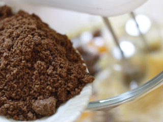 6、贝壳红枣小蛋糕,将红糖一次性倒入，由于红糖会有一些结块，所以想要加速糖溶解及蛋液打发的话，建议在打蛋盆下面放置一个盛有热水的盆。 因为我们是打发的全蛋液，所以这一步的用时会很长，在开始的十几分钟里，也许你会怀疑这个蛋液究竟还能不能打发，会不会自己这次尝试要失败。 不要怕哦，大约半小时后就可以看到糖的颜色变浅，液体略有膨胀啦。