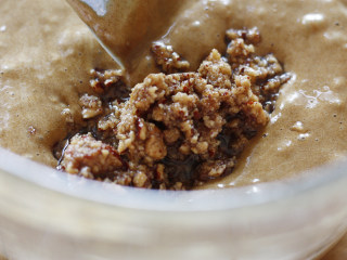 9、贝壳红枣小蛋糕,将备用的红枣泥倒入搅拌好的面糊中，搅拌一下，差不多红枣泥均匀混合于面糊中就可以了。