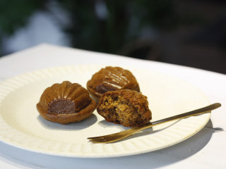 12、贝壳红枣小蛋糕,烤好的蛋糕，立刻脱模在晾网上降温，小蛋糕就做好啦～