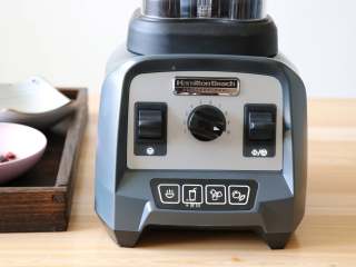 4、蔓越莓米糕,变速旋钮在搅打过程中逐渐转到10；