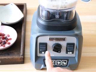 6、蔓越莓米糕,一个刨冰程序结束后，大米基本都打成小颗粒了，这时选择手动模式，按下脉冲开关不放，继续搅打至大米完全变成米粉；