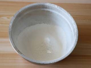 7、蔓越莓米糕,倒出过筛；