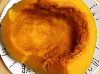 5、红枣南瓜粥,将板栗南瓜削去外皮，洗净。