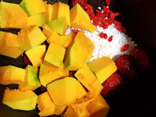 9、红枣南瓜粥,加入南瓜块儿。