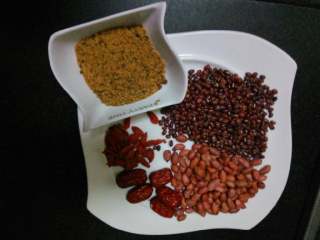 1、女人必不可少的五红汤,全部材料，人多可增加，我煮的是自己一个人的量