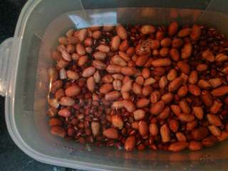 2、女人必不可少的五红汤,红皮花生和红豆提前泡半个钟头，然后洗干净倒炖锅加水炖