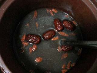 3、女人必不可少的五红汤,炖一个半钟头后放入红枣枸杞和红糖，在烧炖半个钟头就可以了