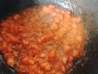 14、桂花香贴秋膘——番茄牛腩,加点留下来的牛肉汤，用小火熬五分钟。